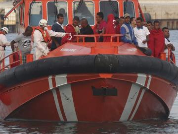 Los 22 ocupantes de una patera interceptada al este de Mojácar (Almería) 