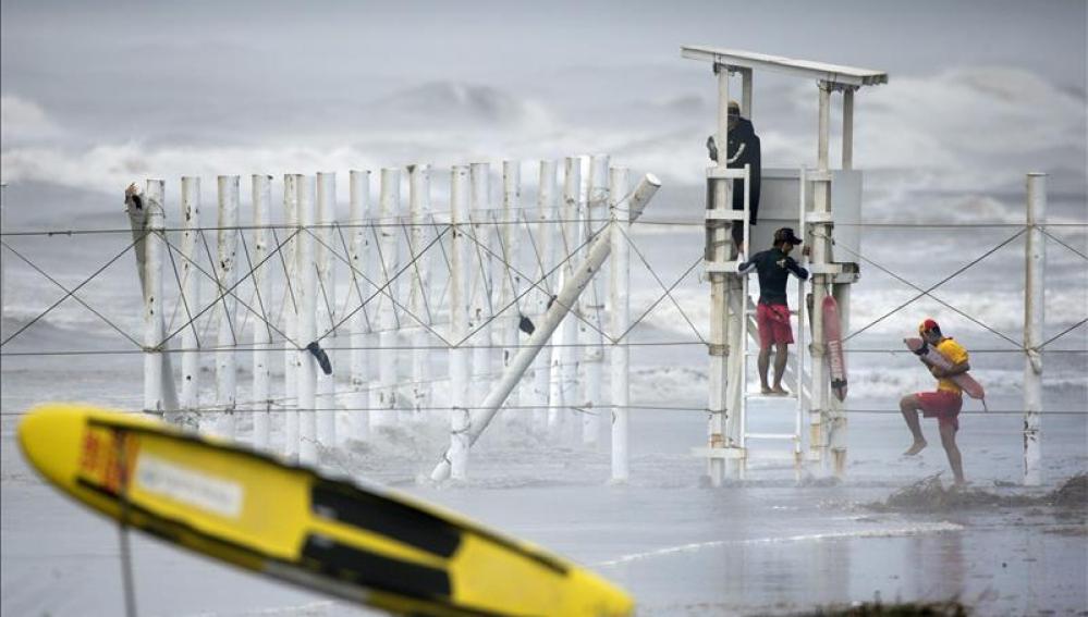 Socorristas evalúan los destrozos causados en una playa de Fujisawa