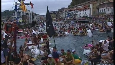 Un año más el abordaje de San Sebastián reúne a centenares de piratas en La Concha