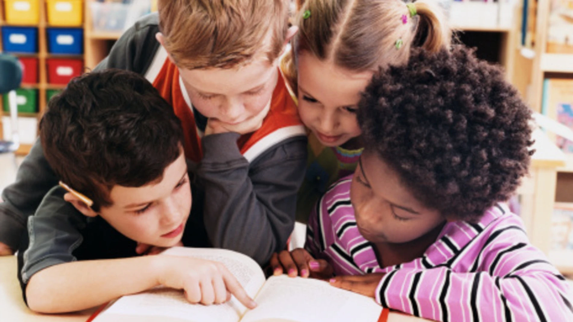 Niños leyendo Niños leyendo
