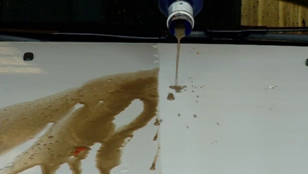 El líquido limpiador evita las manchas en ropa y coches