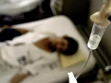 Miguel Pajares recibe el suero experimental que podría curarle del virus del ébola Miguel Pajares recibe el suero experimental que podría curarle del virus del ébola