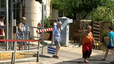 Multan a bañistas por cruzar las vías del tren en Sant Pol de Mar, en Barcelona