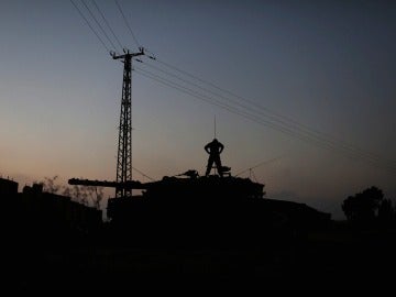 Un soldado israelí sobre un tanque cerca de la Franja de Gaza