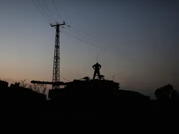 Un soldado israelí sobre un tanque cerca de la Franja de Gaza Un soldado israelí sobre un tanque cerca de la Franja de Gaza