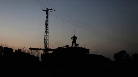 Un soldado israelí sobre un tanque cerca de la Franja de Gaza Un soldado israelí sobre un tanque cerca de la Franja de Gaza