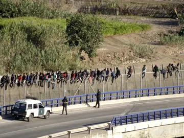 Nuevo intento de entrada masiva de inmigrantes a Melilla Nuevo intento de entrada masiva de inmigrantes a Melilla