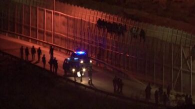 Se baja el último inmigrante encaramado a la valla después de 16 horas
