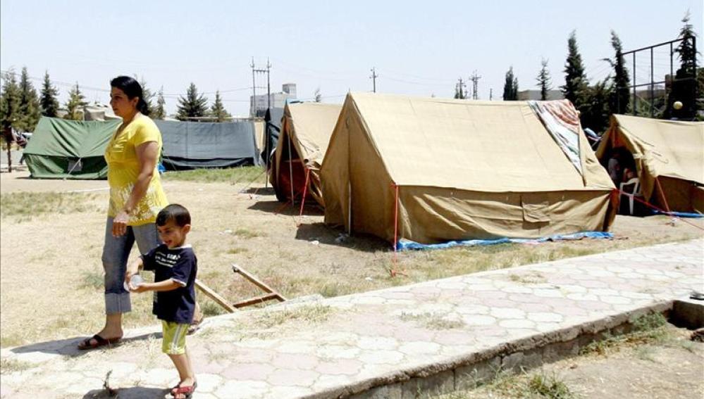 Una mujer y un niño cristianos en un campo de refugiados