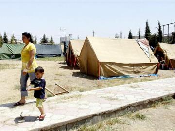 Una mujer y un niño cristianos en un campo de refugiados Una mujer y un niño cristianos en un campo de refugiados