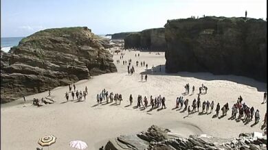 Estudian restringir la entrada de los turistas a la playa de Las Catedrales