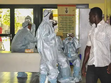 Médicos protegidos contra el ébola en Nigeria Médicos protegidos contra el ébola en Nigeria