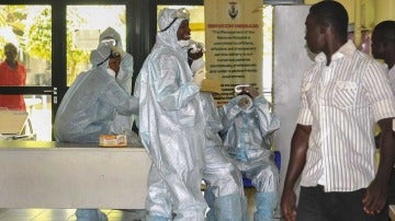 Médicos protegidos contra el ébola en Nigeria