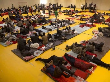 Inmigrantes en el polideportivo de Tarifa