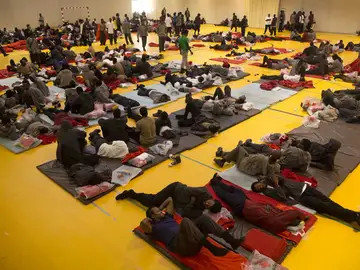Inmigrantes en el polideportivo de Tarifa Inmigrantes en el polideportivo de Tarifa