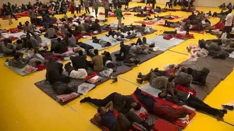 Inmigrantes en el polideportivo de Tarifa Inmigrantes en el polideportivo de Tarifa
