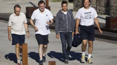 Rajoy se olvida de la política por un día y sale a practicar deporte con el triatleta Gómez Noya