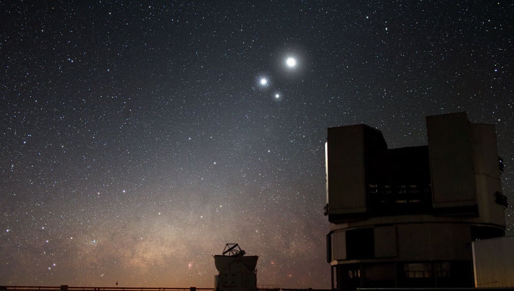 Conjunción de Venus, Júpiter y la Luna vista desde Paranal (Chile) en 2009