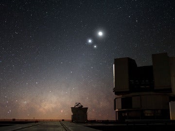 Conjunción de Venus, Júpiter y la Luna vista desde Paranal (Chile) en 2009