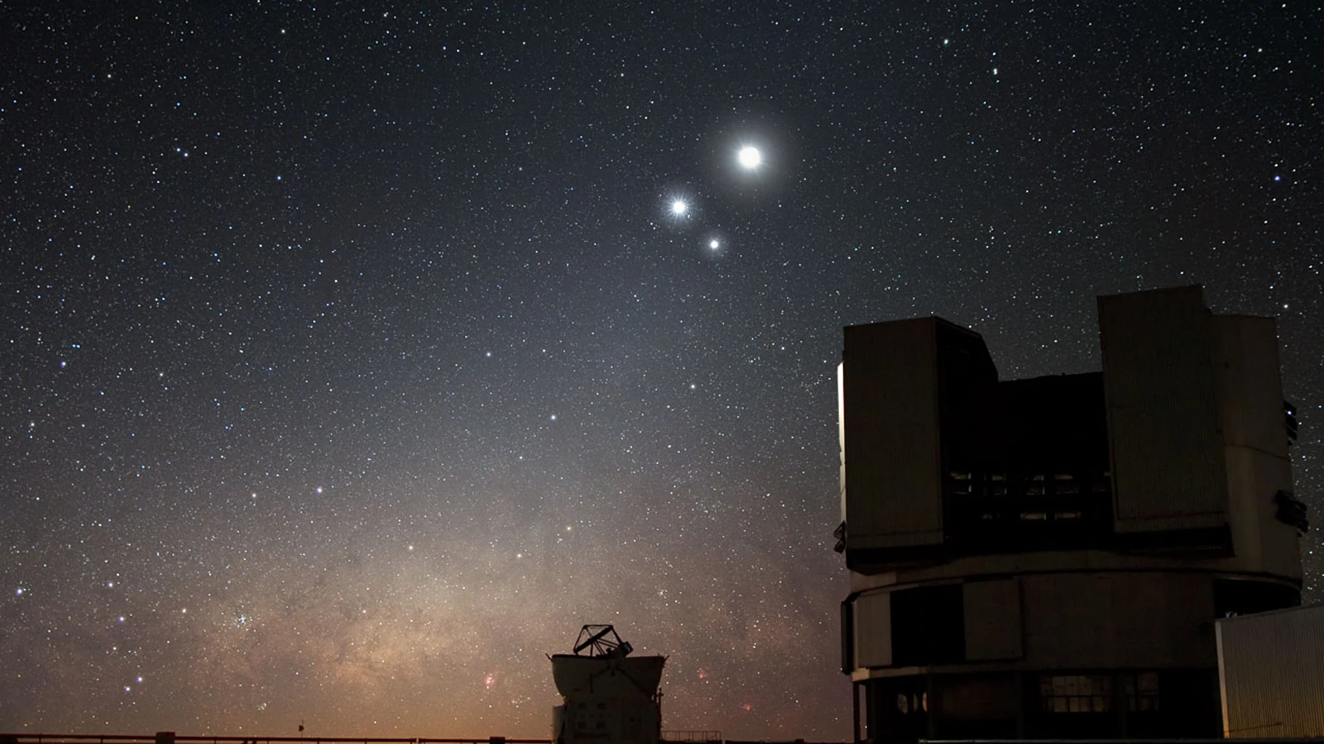 Conjunción de Venus, Júpiter y la Luna vista desde Paranal (Chile) en 2009 Conjunción de Venus, Júpiter y la Luna vista desde Paranal (Chile) en 2009
