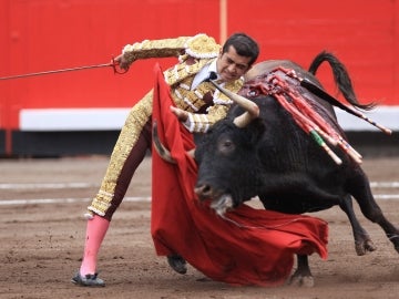 El diestro mexicano Joselito Adame durante la faena a su primer toro