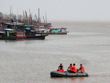 Rescatan a 13 personas en el ferry naufragado en Indonesia