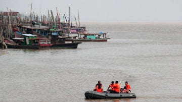 Rescatan a 13 personas en el ferry naufragado en Indonesia