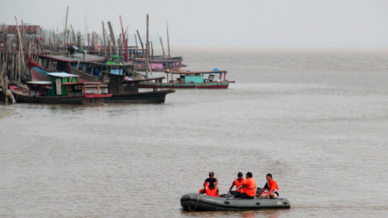 Las familias de los desaparecidos en Indonesia no localizan 
