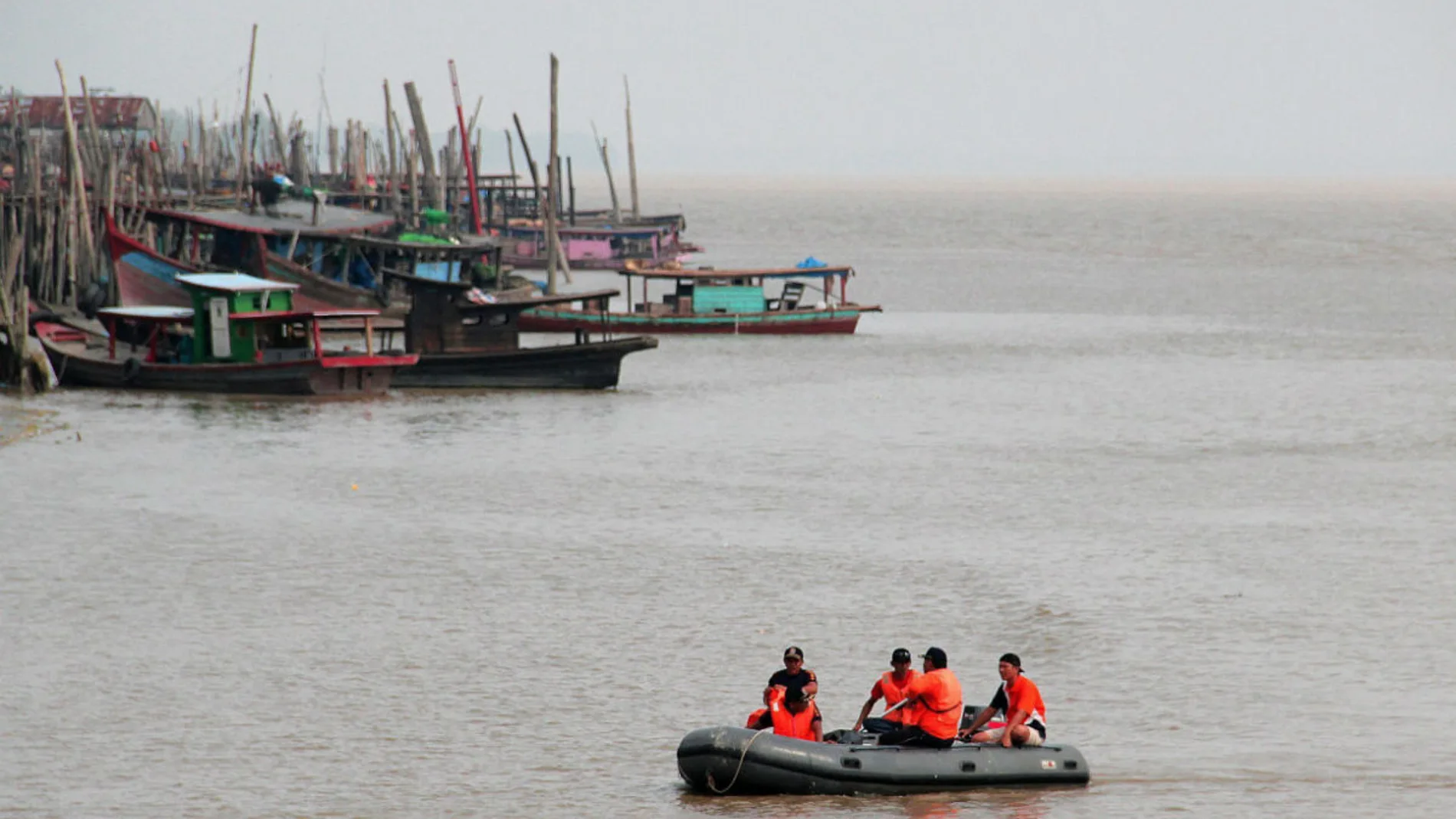 Rescatan a 13 personas en el ferry naufragado en Indonesia Rescatan a 13 personas en el ferry naufragado en Indonesia