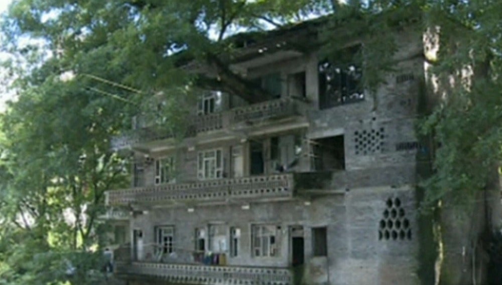 Un árbol centenario lleva 28 conviviendo en una casa china