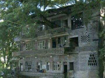 Un árbol centenario lleva 28 conviviendo en una casa china Un árbol centenario lleva 28 conviviendo en una casa china
