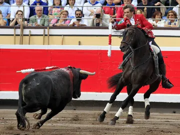 El rejoneador navarro Pablo Hermoso de Mendoza durante la lidia de su segundo toro El rejoneador navarro Pablo Hermoso de Mendoza durante la lidia de su segundo toro
