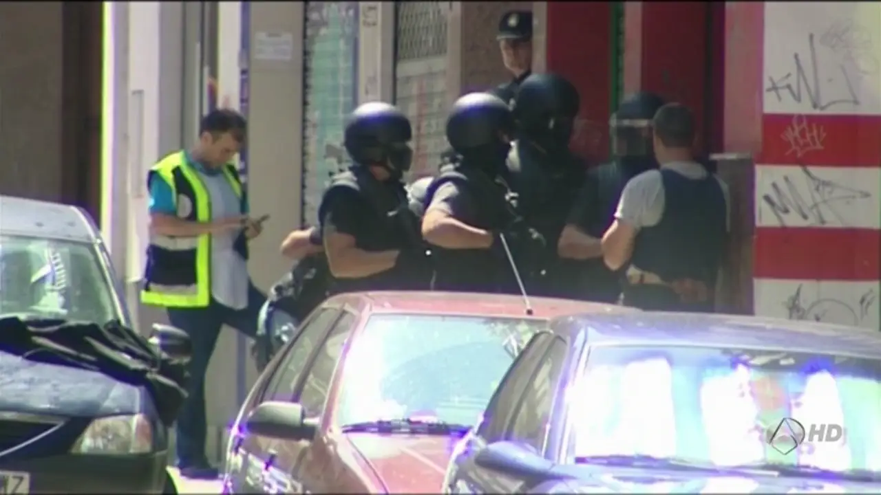 Un hombre armado se atrinchera en su propio bar en Zaragoza