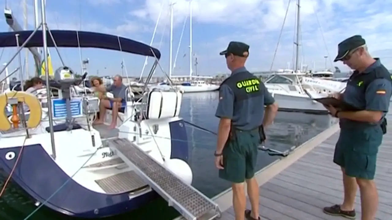 Como en tierra, la Guardia Civil también realiza controles en el mar