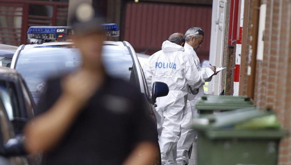 Agentes de la Policía Judicial junto a la entrada del bar de Zaragoza 