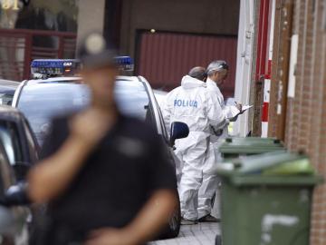 Agentes de la Policía Judicial junto a la entrada del bar de Zaragoza 