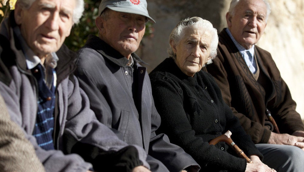 Varios ancianos en un banco