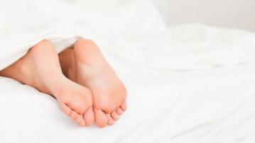 Dormir con los pies fuera de las sábanas