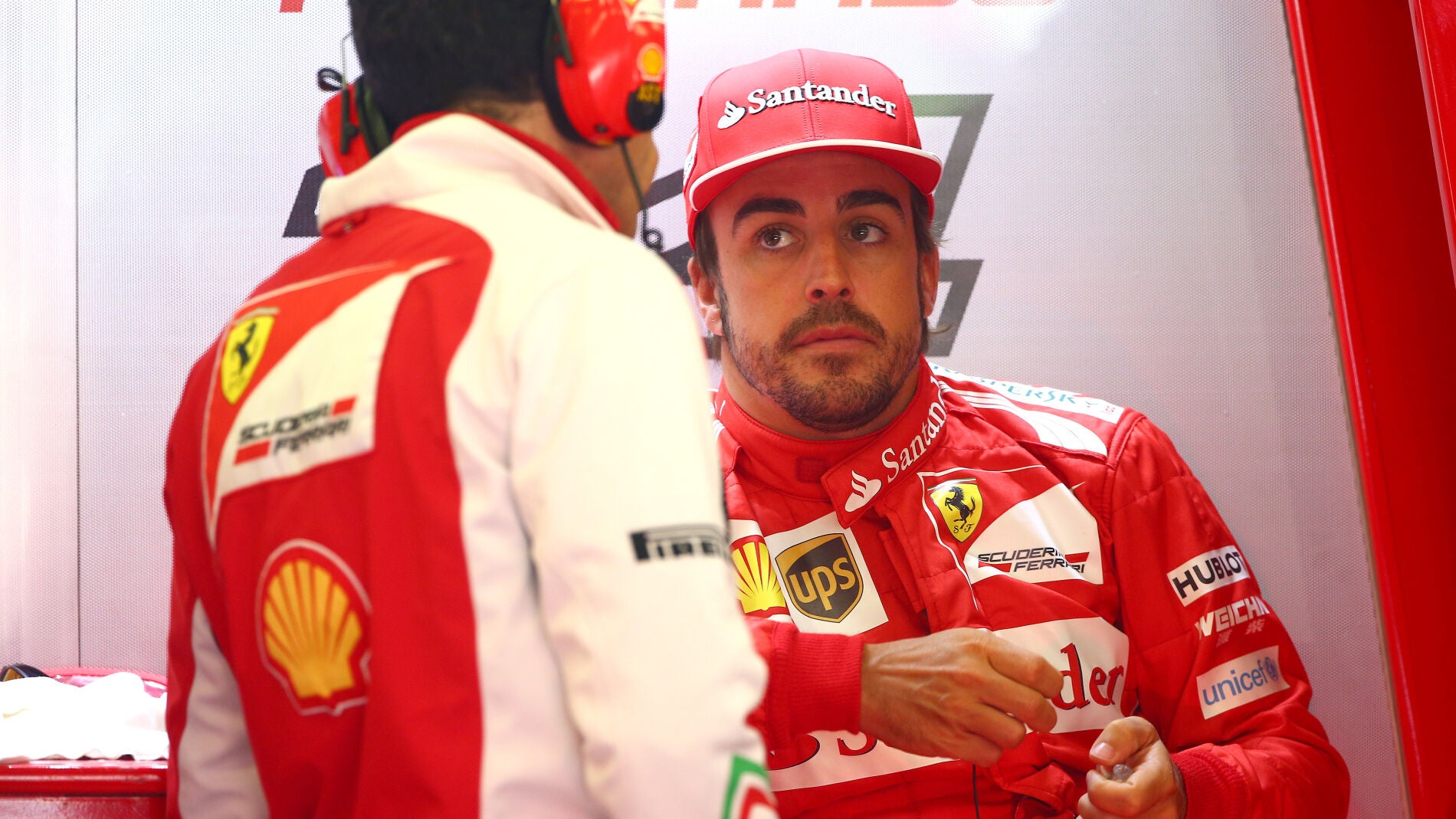 Alonso, en el box de Ferrari