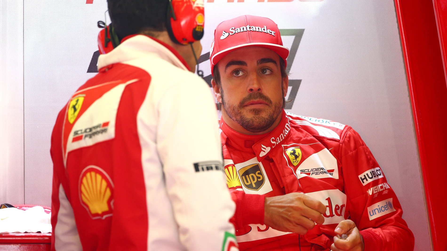 Alonso, en el box de Ferrari