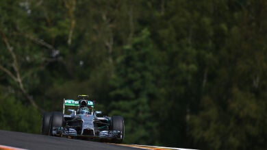 Alonso termina tercero en un doblete de Mercedes en los Libres 1 de Bélgica