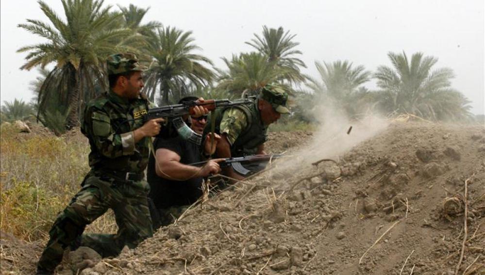 Soldados chiíes luchando contra militantes del Estado Islámico en Irak