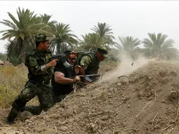 Soldados chiíes luchando contra militantes del Estado Islámico en Irak Soldados chiíes luchando contra militantes del Estado Islámico en Irak
