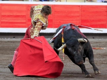 El diestro Julián López "El Juli" durante la faena a su primer toro