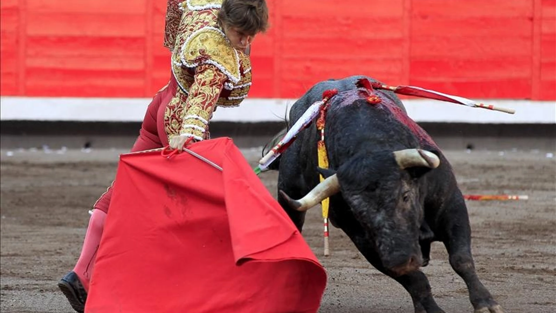 El diestro Julián López "El Juli" durante la faena a su primer toro