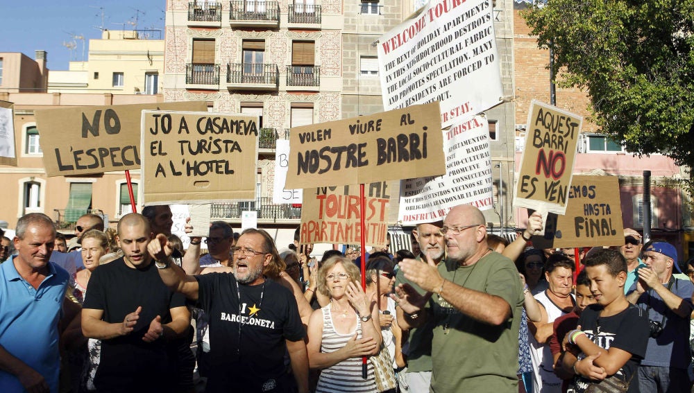 Vecinos de La Barceloneta reanudan las protestas