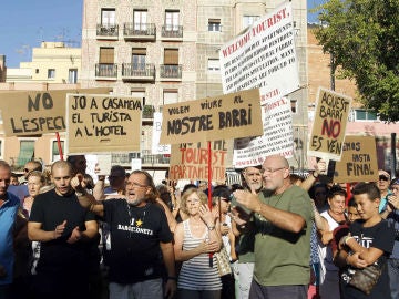 Vecinos de La Barceloneta reanudan las protestas