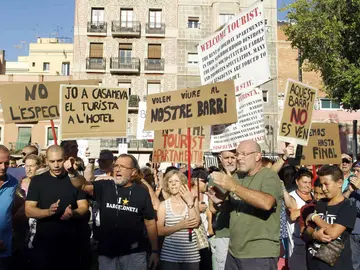 Vecinos de La Barceloneta reanudan las protestas Vecinos de La Barceloneta reanudan las protestas