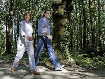 Mariano Rajoy y Angela Merkel recorriendo el Camino de Santiago