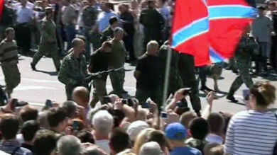 Los prorrusos hacen desfilar a 40 prisioneros de guerra en el día de la independencia de Ucrania